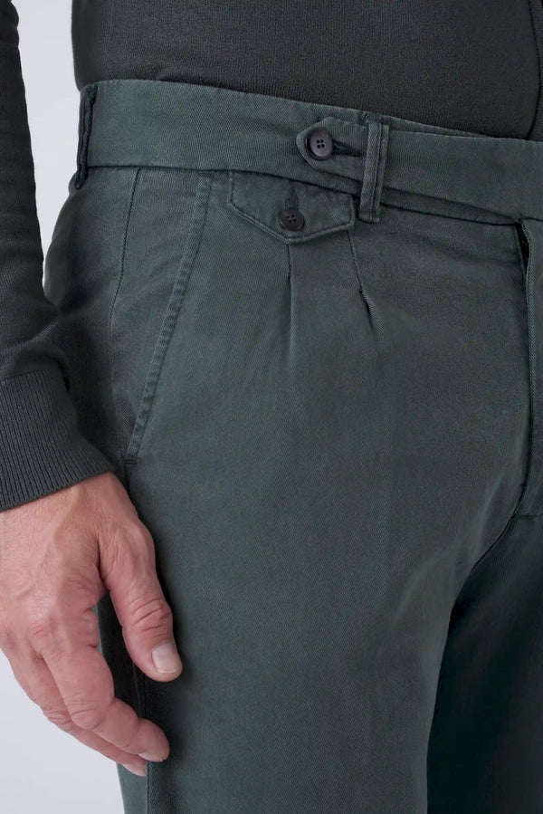 Pantaloni a vita alta e fintone lungo